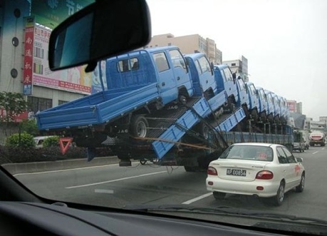 Un cami n transportando m s de 11 camionetas porque ni tan siquiera se 