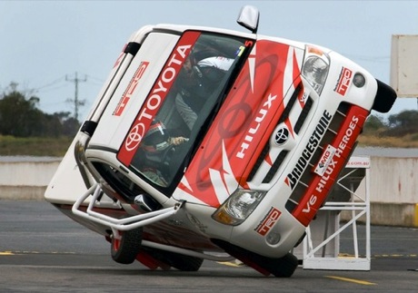 El Toyota Hilux vuelca en la prueba del alce