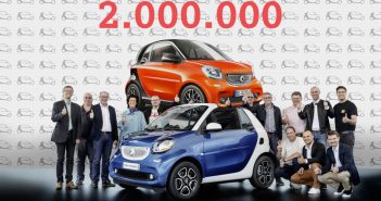 Smart ya ha vendido dos millones de unidades del fortwo: ¿Qué ha supuesto? Der Kleinste aus dem Produktportfolio von Mercedes-Benz Cars schreibt mit bislang zwei Millionen verkauften Stadtflitzern seine Erfolgsgeschichte fort. smart Chefin Dr. Annette Winkler (4. v. l.), Serge Siebert, Werkleiter Hambach (3. v. l.) und Dr. Joachim Betker, ehemaliger Werkleiter Hambach (1. v. l) feierten gemeinsam mit dem Leitungsteam und Mitarbeitern das Absatzjubiläum. ;
The smallest vehicle in the Mercedes-Benz Cars portfolio continues its success story with two million models sold to date. Dr. Annette Winkler, head of smart (4th from left), Serge Siebert, head of the Hambach plant (3rd from left) and Dr. Joachim Betker, former head of the Hambach plant (1st from left) celebrated the sales anniversary with the management team and employees.;