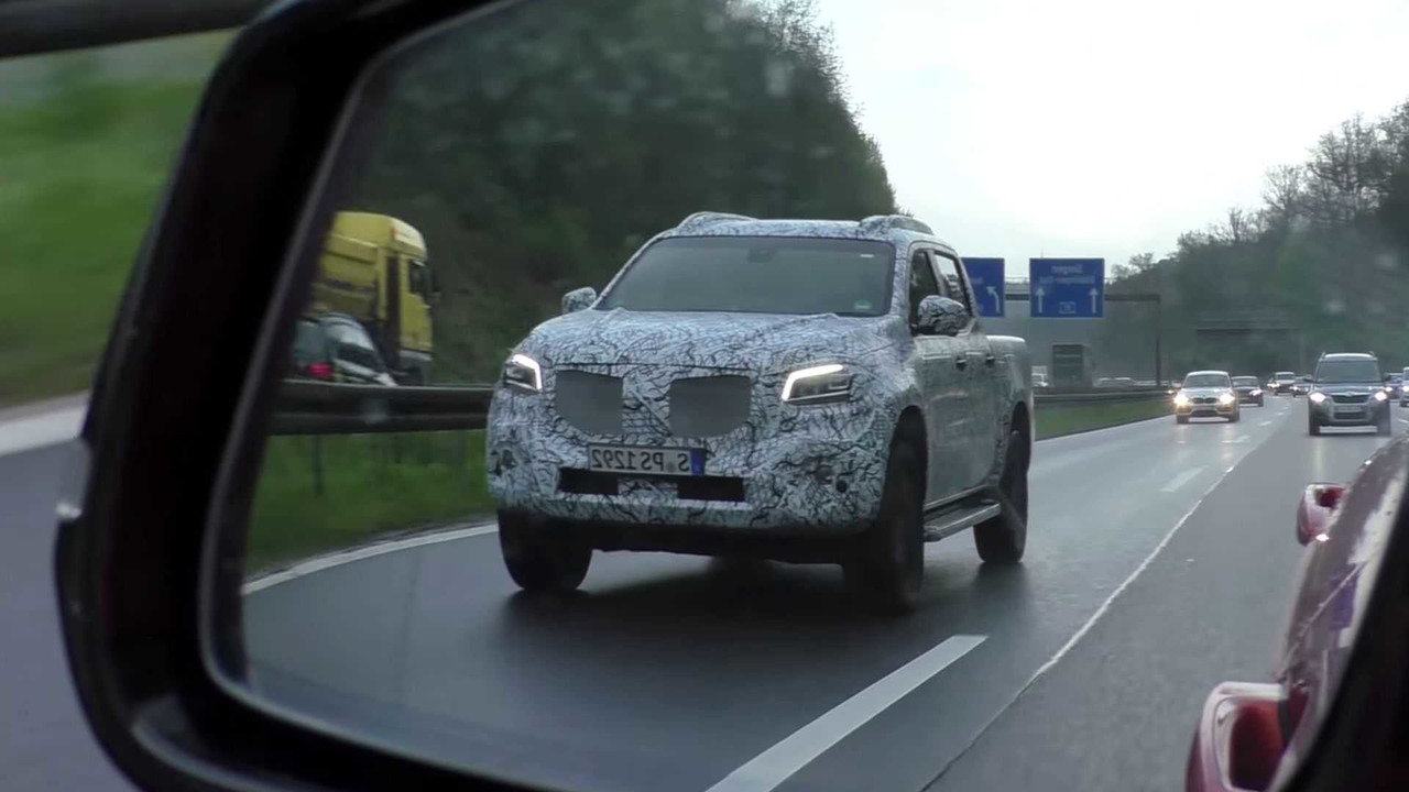 fotos-espia-del-mercedes-clase-x-el-pickup-aleman-se-deja-ver-en-movimiento-01