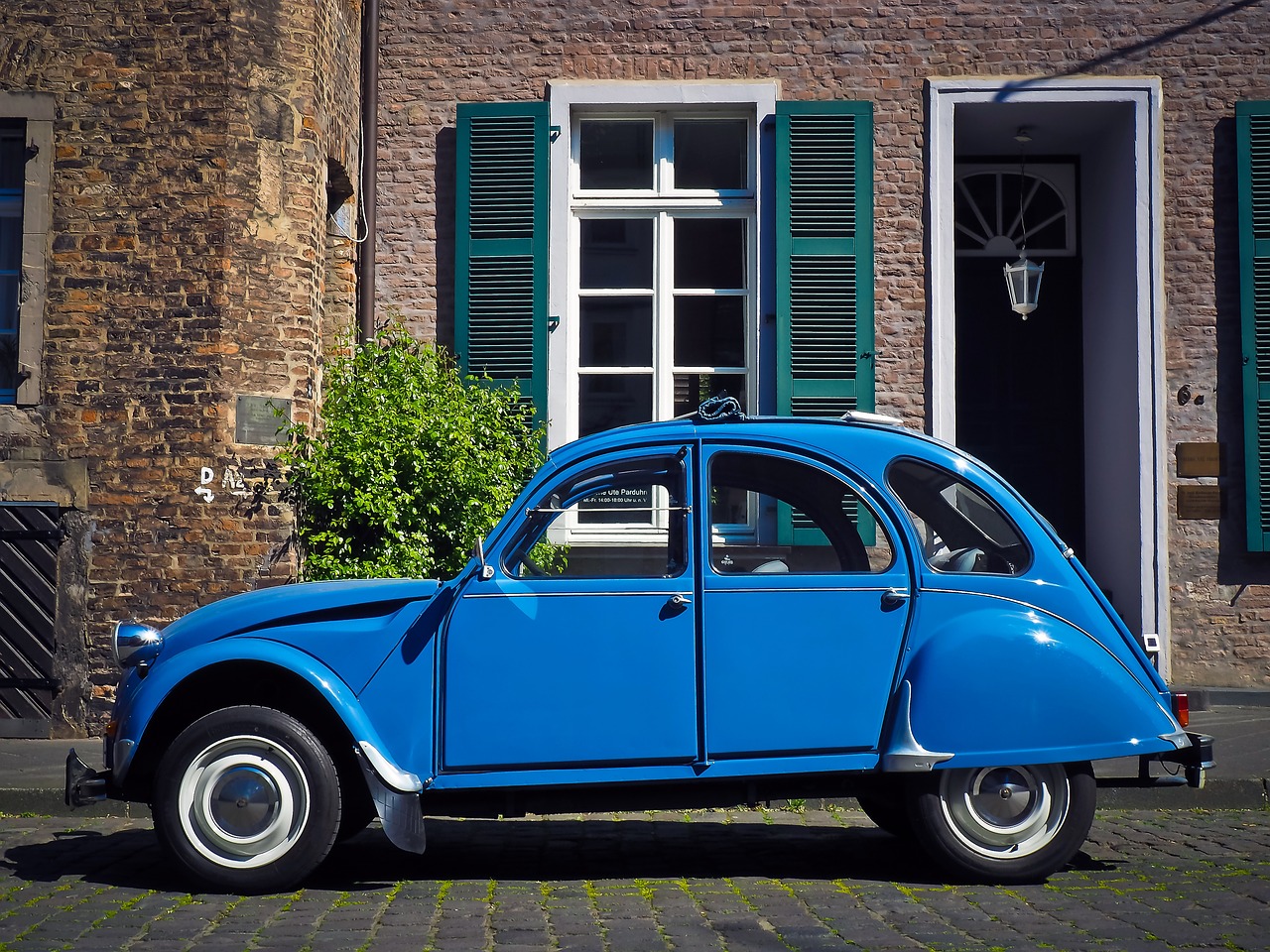 automobile-1399087_1280