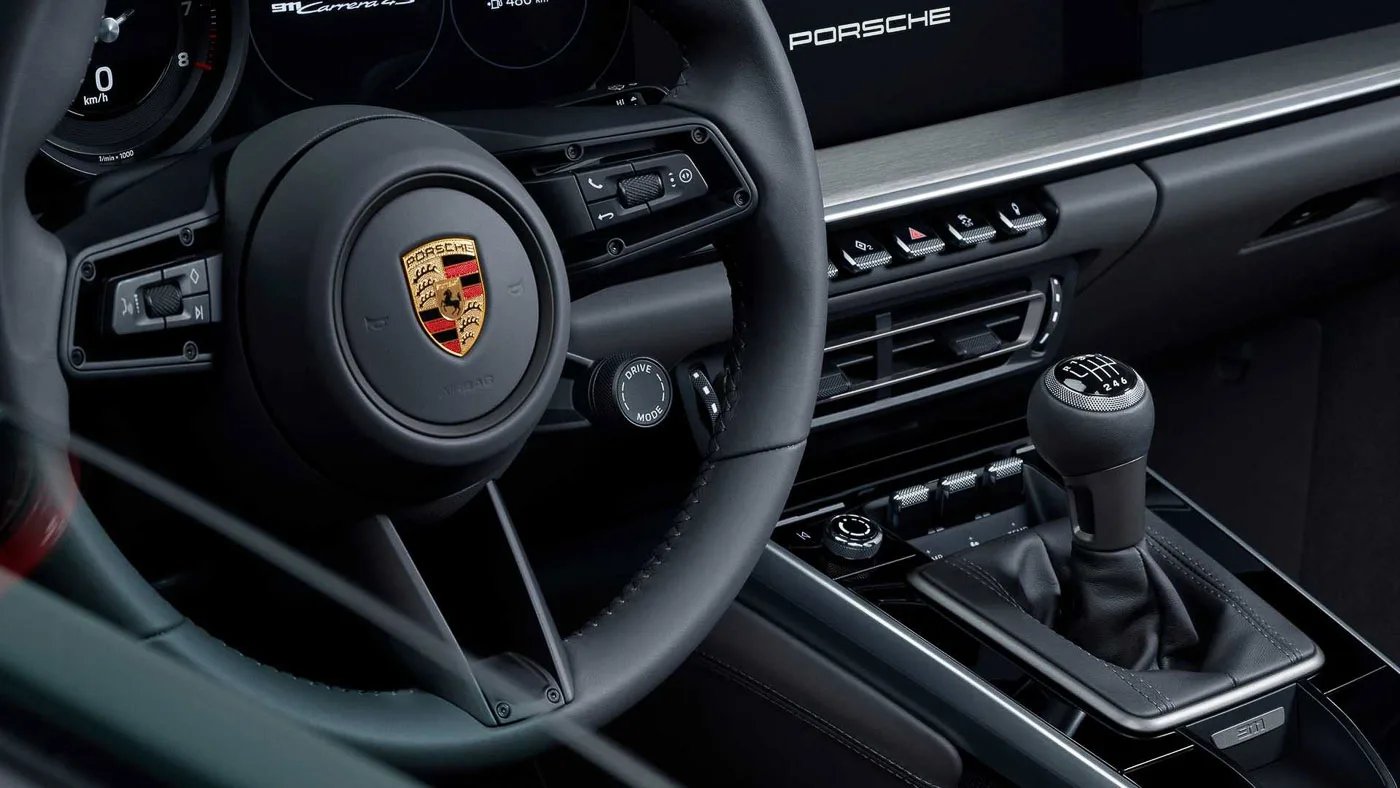 Interior de un Porsche 911 con volante Porsche y palanca de cambios manual