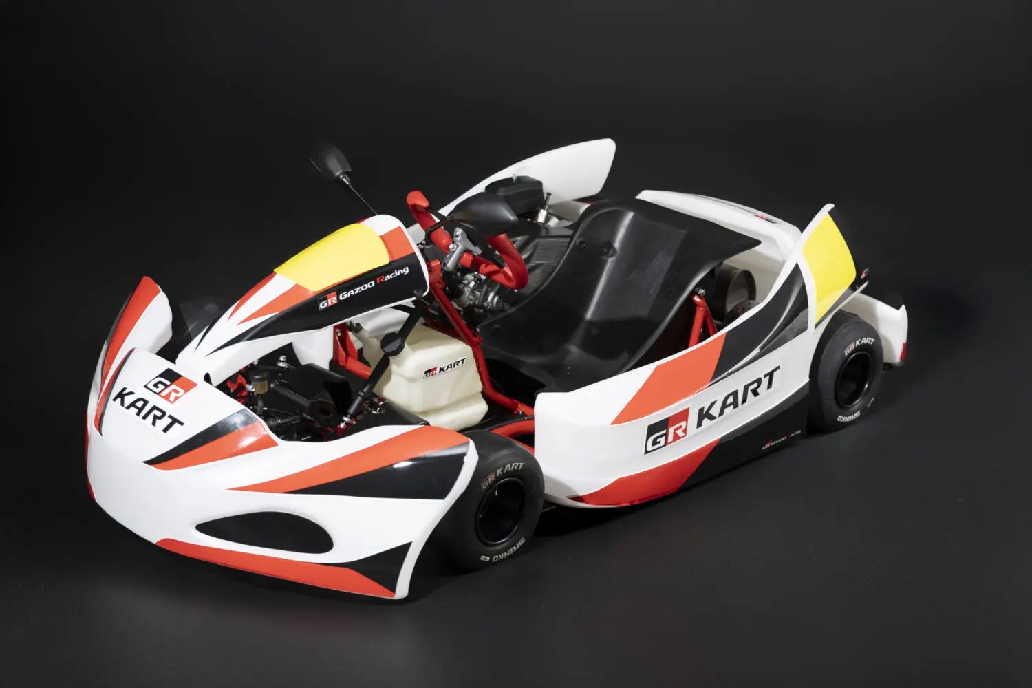 Kart Toyota GR de competición con carrocería blanca y roja