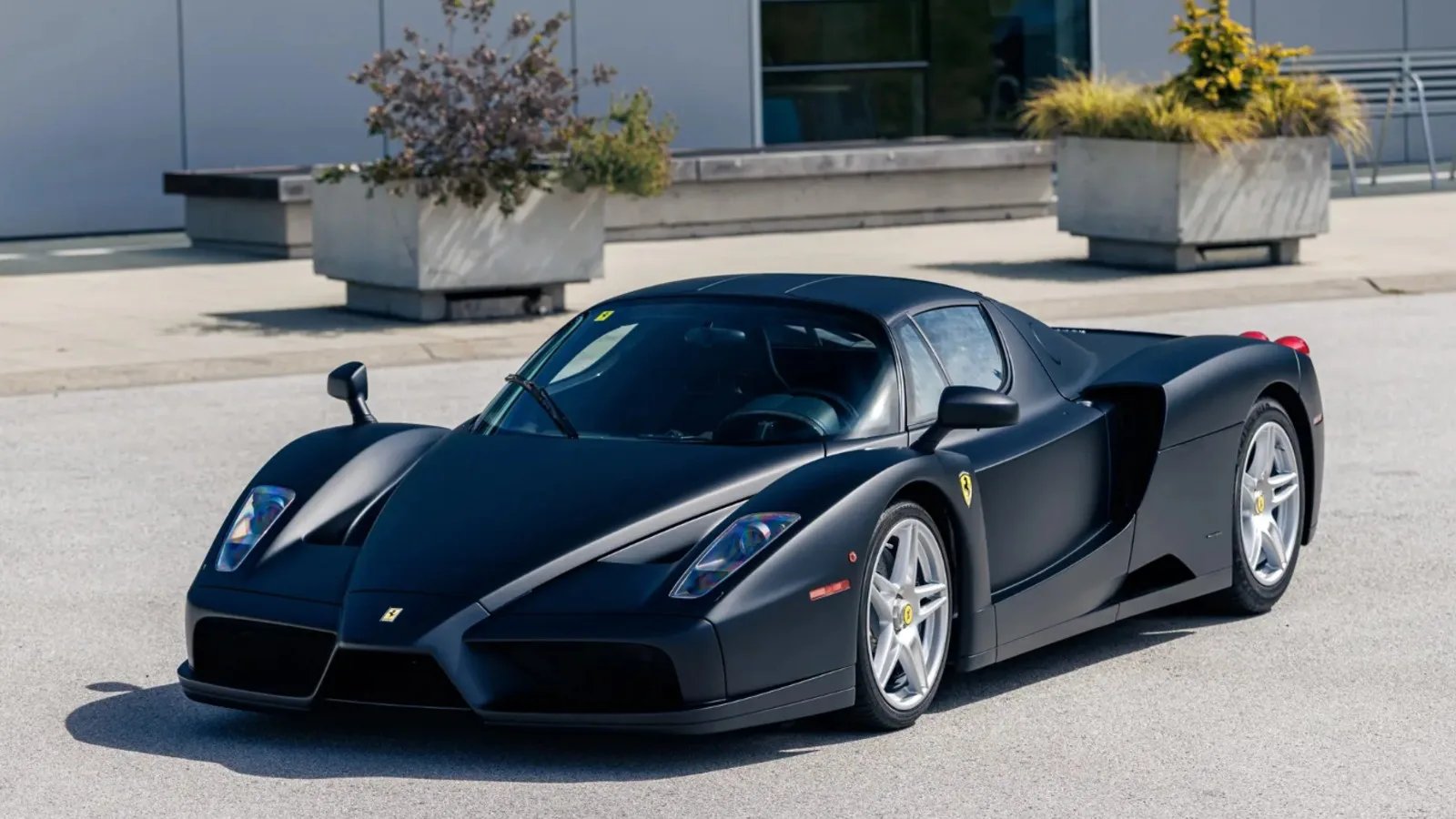 Este ferrari enzo es literalmente unico ferrari lo pinto negro mate para la familia real de brunei y ahora esta en venta 2