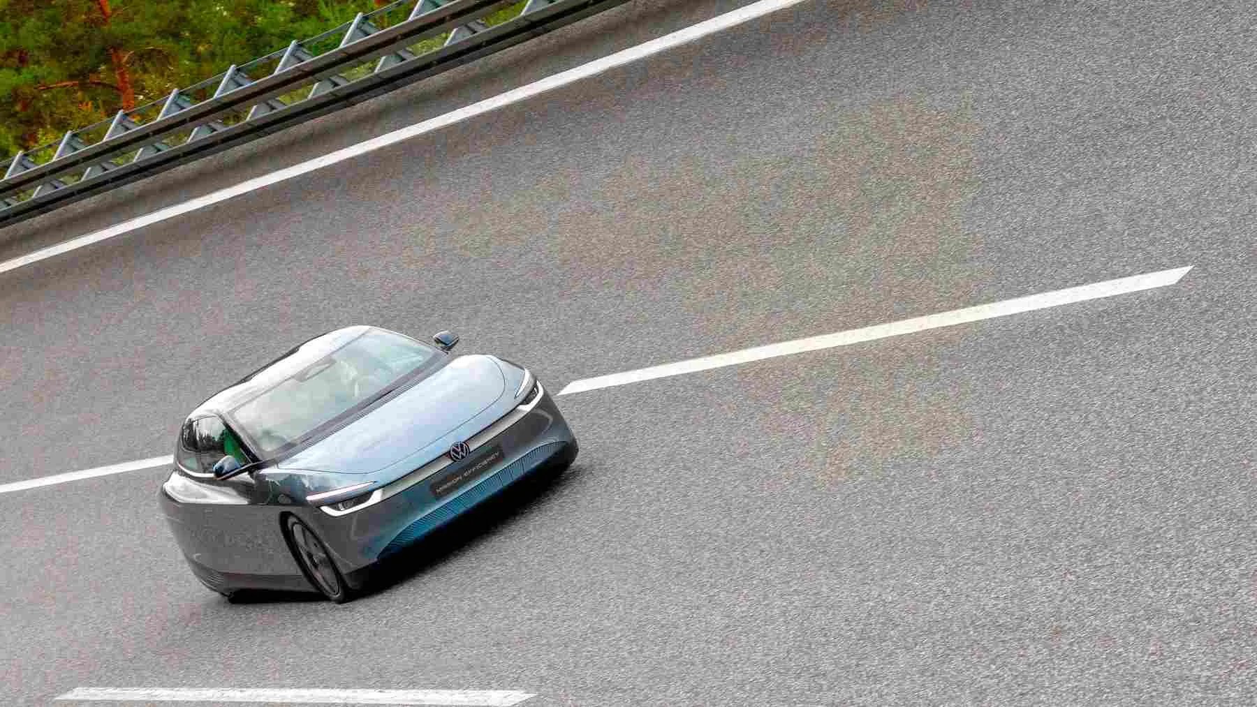 Volkswagen eléctrico de perfil en una carretera