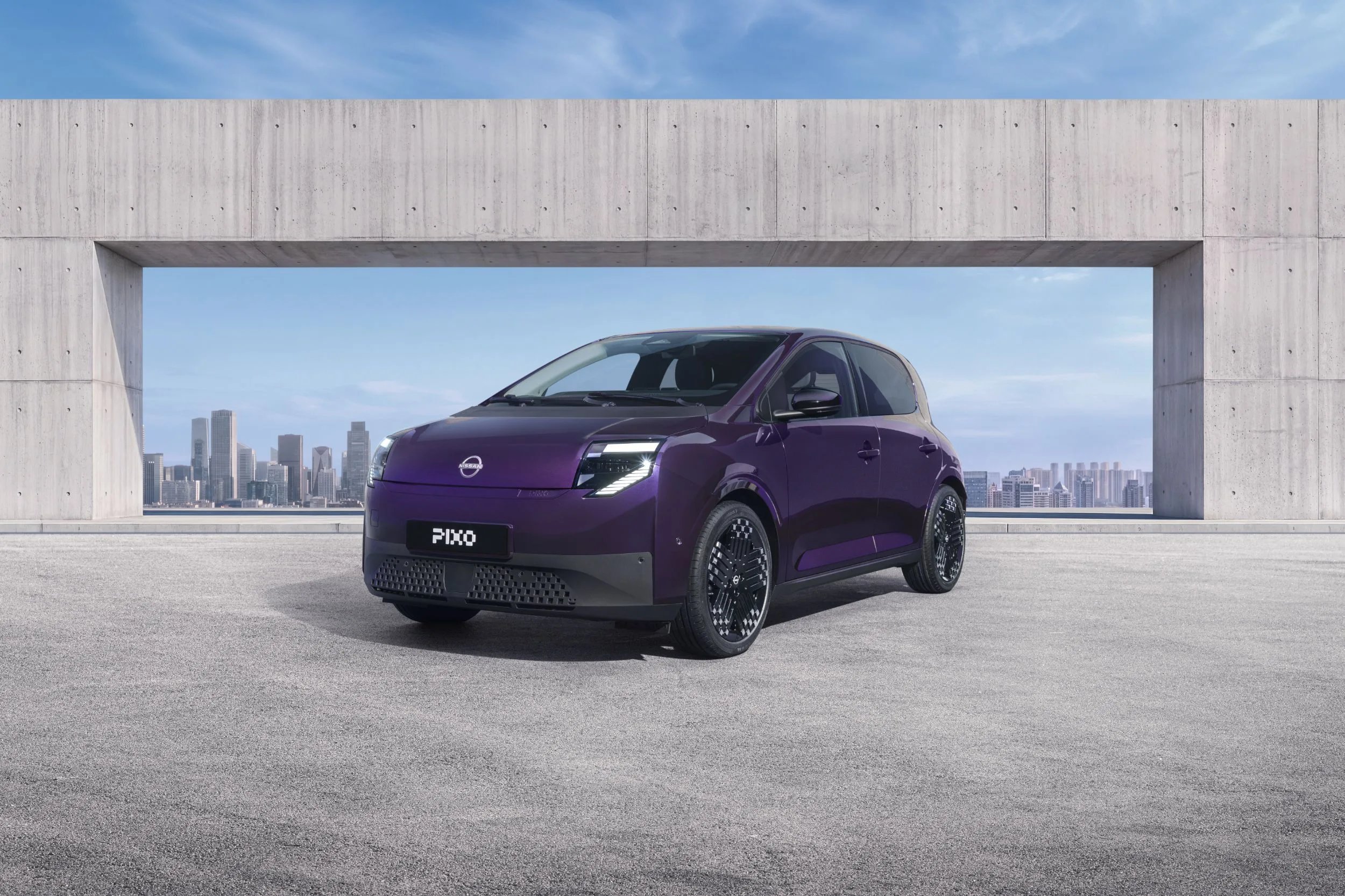 Nissan Pixo eléctrico morado, visto de frente y lateral