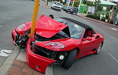 Accidente de un Ferrari 360 Spider contra una farola