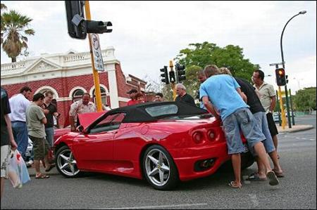 Accidente de un Ferrari 360 Spider contra una farola