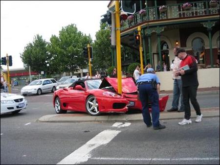 Accidente de un Ferrari 360 Spider contra una farola