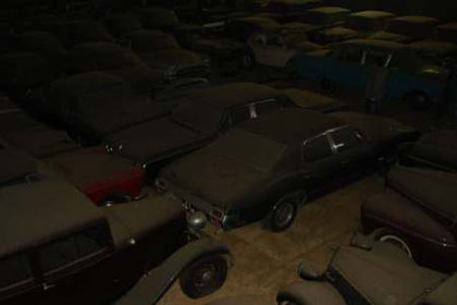 Encuentran un almacén cerrado durante 15 años con 180 coches clásicos