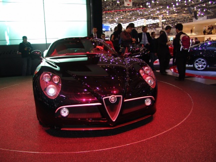 Alfa Romeo 8C negro, desde Ginebra