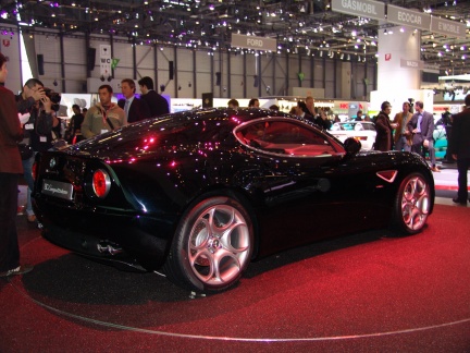 Alfa Romeo 8C negro, desde Ginebra