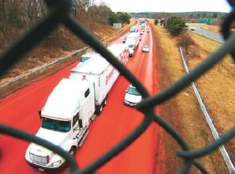 Tinte rojo para simular el infierno en la autopista