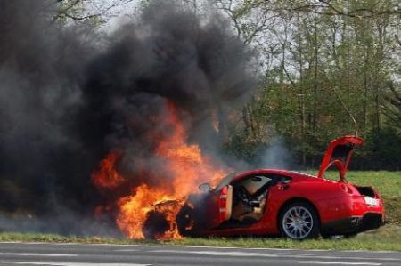 Ferrari 599 GTB en llamas