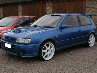 Nissan Sunny con el motor de un Ferrari 355 V8