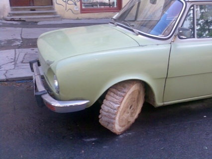 El Skoda con neumáticos de madera