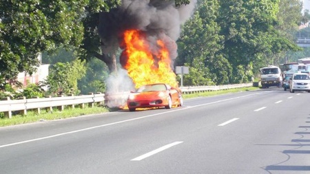 Ferrari F430 ardiendo