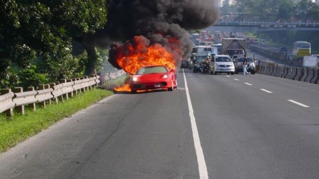 Ferrari F430 ardiendo