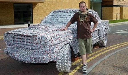 Ford Mustang hecho a base de latas de cerveza