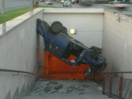 El coche que sólo quería coger el metro