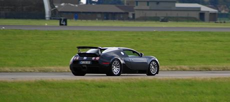 Top Gear empieza calentito: Bugatti Veyron vs Eurofighter Typhoon