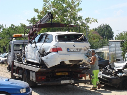 Los estragos de un pinchazo en un BMW M5 Touring