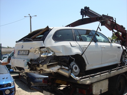 Los estragos de un pinchazo en un BMW M5 Touring