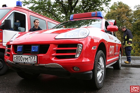 Los bomberos moscovitas estrenan el Porsche Cayenne Emergency Vehicle