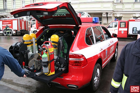 Los bomberos moscovitas estrenan el Porsche Cayenne Emergency Vehicle