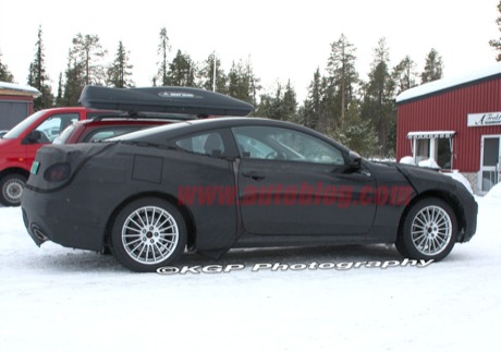 Hyunda Genesis Coupé, cazado con el interior y el motor al descubierto