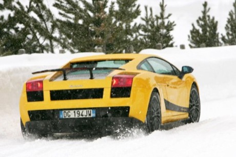 En la nieve: Gallardo Superleggera, Continental GT, 911 Turbo y Audi R8