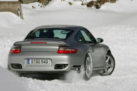 En la nieve: Gallardo Superleggera, Continental GT, 911 Turbo y Audi R8 con vídeo incluido