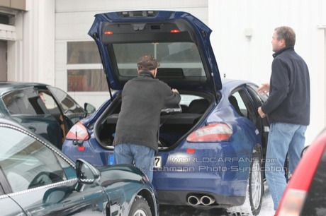 Las cosas claras: trasera del Porsche Panamera al descubierto y vistazo al portón trasero abierto