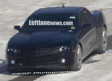 Chevrolet Camaro, cazado en negro impoluto