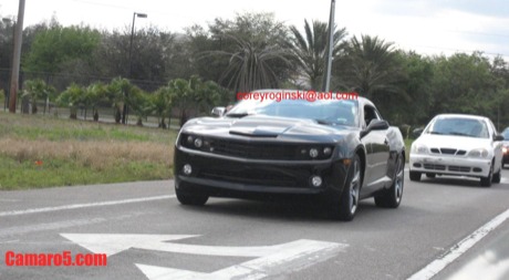 El Chevrolet Camaro de producción, en negro y sin camuflaje