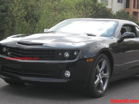 El Chevrolet Camaro de producción, en negro y sin camuflaje