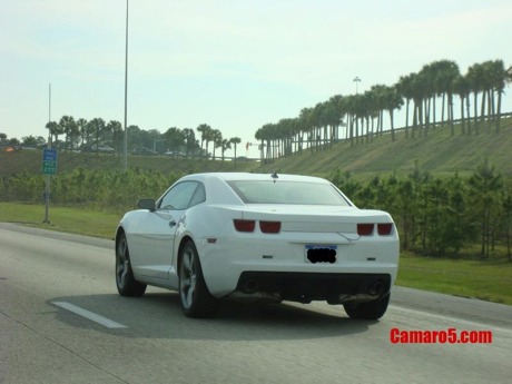 Chevrolet Camaro sin camuflaje, esta vez en blanco