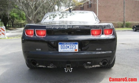 El Chevrolet Camaro de producción, en negro y sin camuflaje