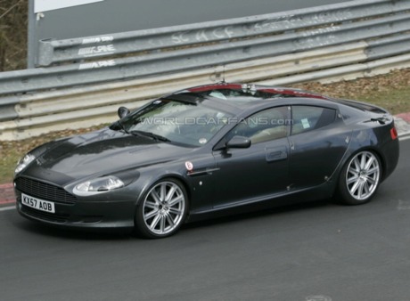 Nuevas fotos espía del Aston Martin Rapide, esta vez con sorpresa