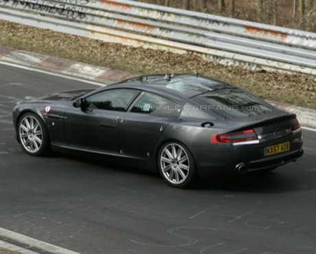 Nuevas fotos espía del Aston Martin Rapide, esta vez con sorpresa