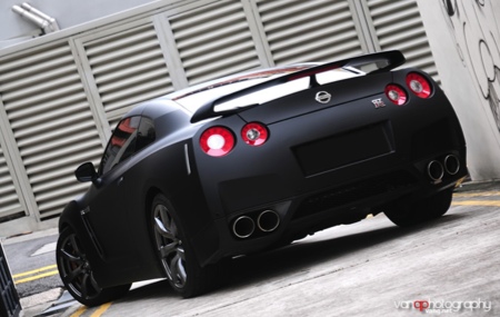 Espectacular Nissan GT-R negro mate