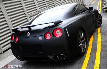 Espectacular Nissan GT-R negro mate