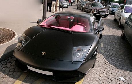 Lamborghini Murciélago negro mate e interior ¡rosa!