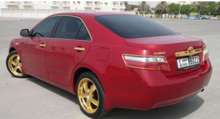 Toyota Camry con mucho oro