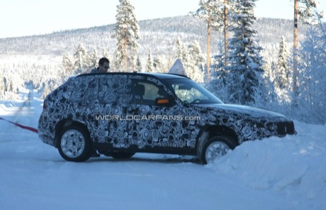 Momento embarazoso: BMW X1 rescatado en la nieve por VW Tiguan