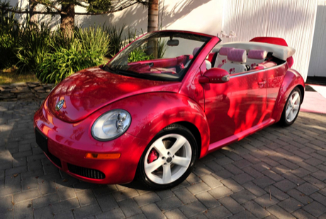 Volkswagen también se apunta al cumpleaños de Barbie con el New Beetle