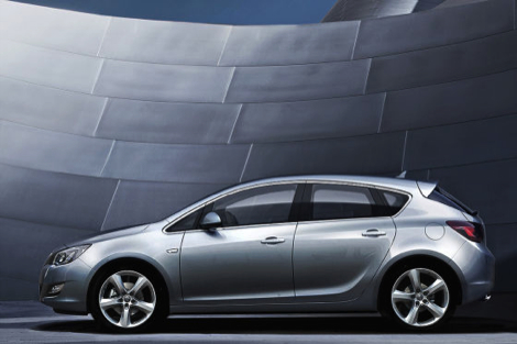 2010_opel_astra_leak_007-0409-950x650