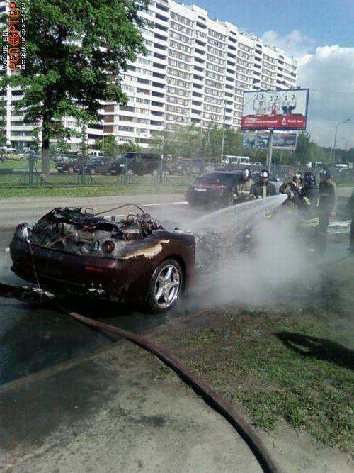 Otro Ferrari más ardiendo