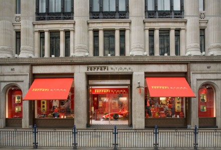 Apertura oficial de la primera tienda Ferrari en Inglaterra