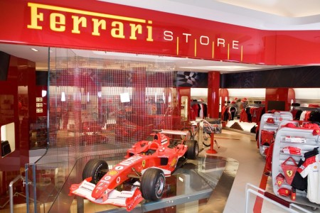 Apertura oficial de la primera tienda Ferrari en Inglaterra